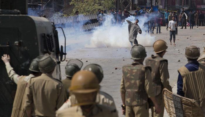 Shutdown, Clashes against attempt of hoisting flag